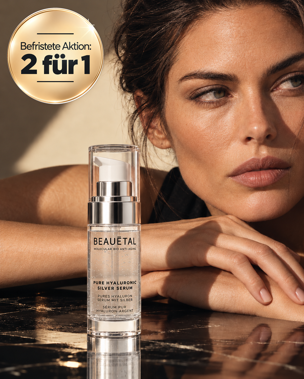 Model hält das Pures Hyaluron Serum mit Silber